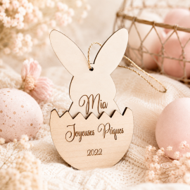 Lapin de pâques avec sa coquille
