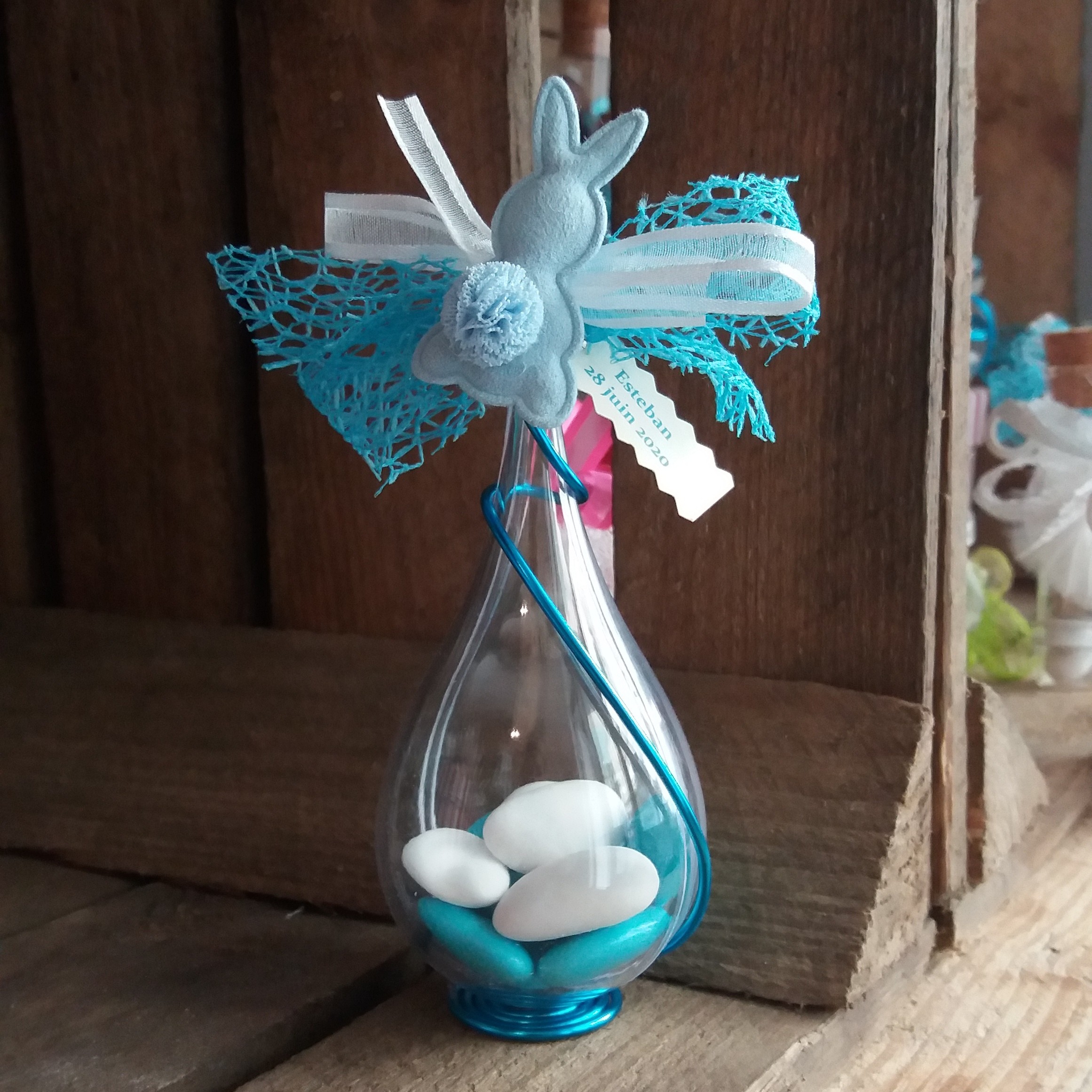 Dragées lapin goutte turquoise, contenant baptême garçon